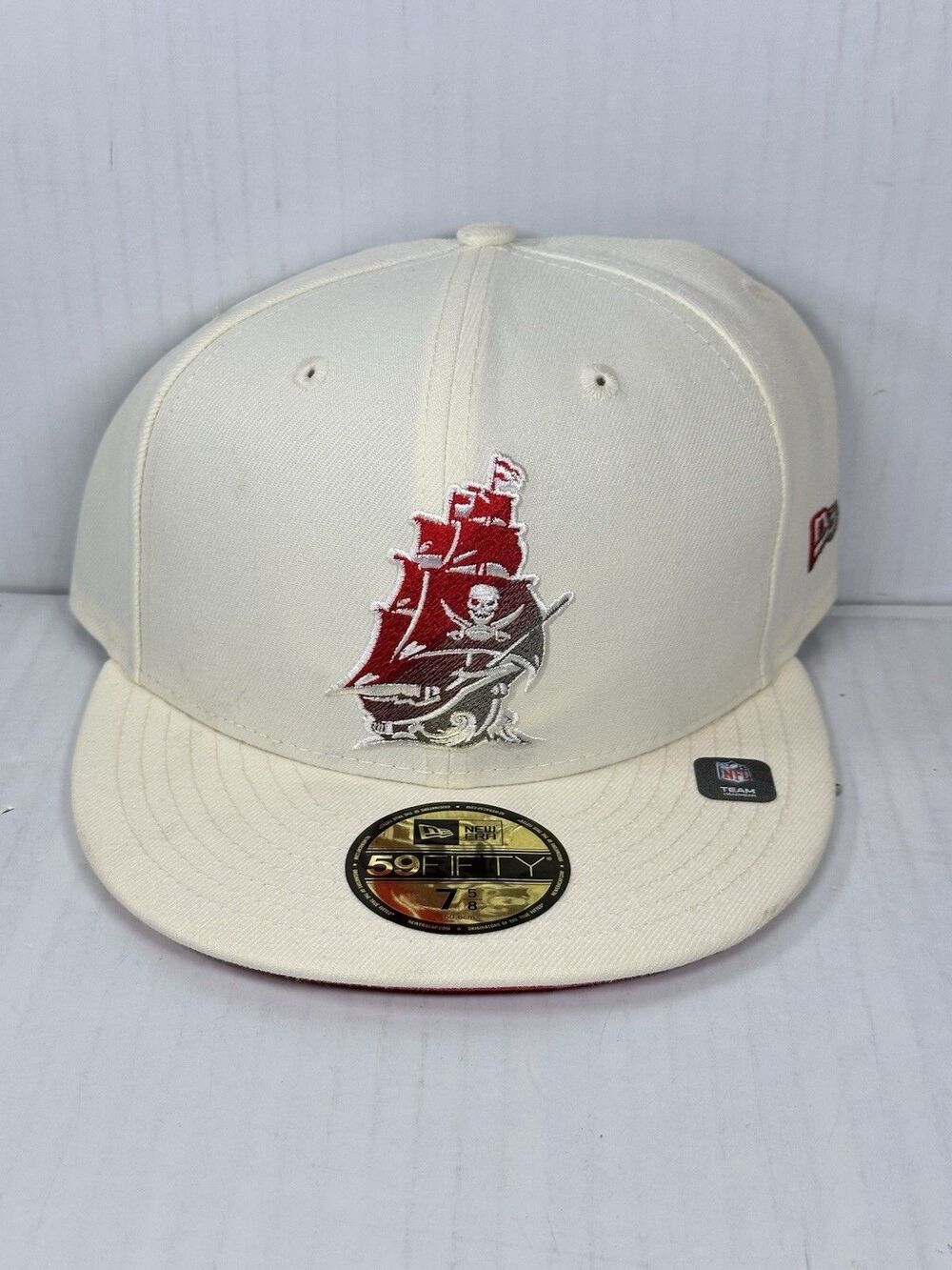 Size 7 5/8 New Era Tampa Bay Buccaneers 59FIFTY Chrome Color Dim Cream Fitted